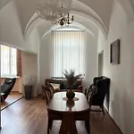 בית אירוח Nr 2 Gemuetliche Mit King-size Bett Und Essbereich Im Zentrum Im Neubarockstyle