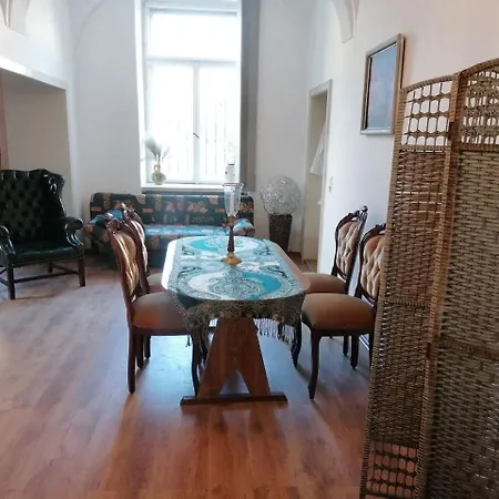 בית אירוח Nr 2 Gemuetliche Mit King-size Bett Und Essbereich Im Zentrum Im Neubarockstyle
