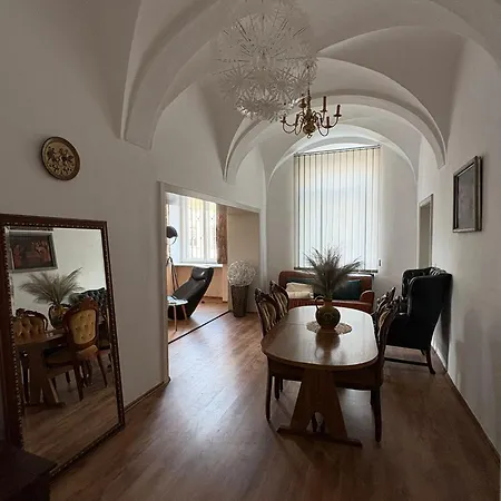 Séjour chez l'habitant Nr 2 Gemuetliche Mit King-size Bett Und Essbereich Im Zentrum Im Neubarockstyle *