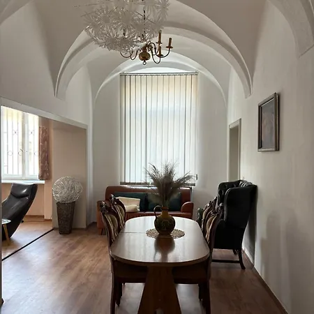 Séjour chez l'habitant Nr 2 Gemuetliche Mit King-size Bett Und Essbereich Im Zentrum Im Neubarockstyle